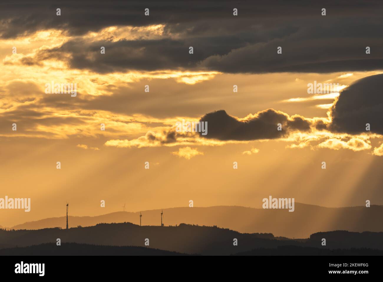 Am Morgen Windturbinen auf den Bergen des Schwarzwaldes. Freiburg brisgau, Deutschland. Stockfoto