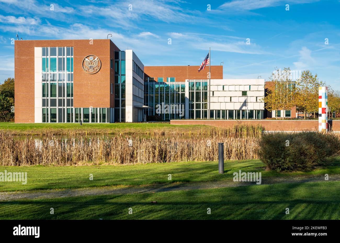 Den Haag, Niederlande, 13.11.2022, Botschaft der Vereinigten Staaten in den Niederlanden, Außenansicht des Gebäudes mit amerikanischer Flagge Stockfoto