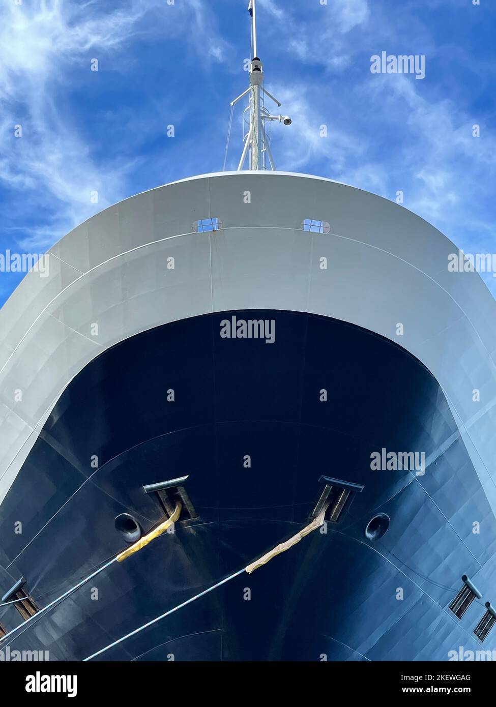 Ein riesiges Luxuskreuzfahrtschiff im Ozean am Dock. Stockfoto