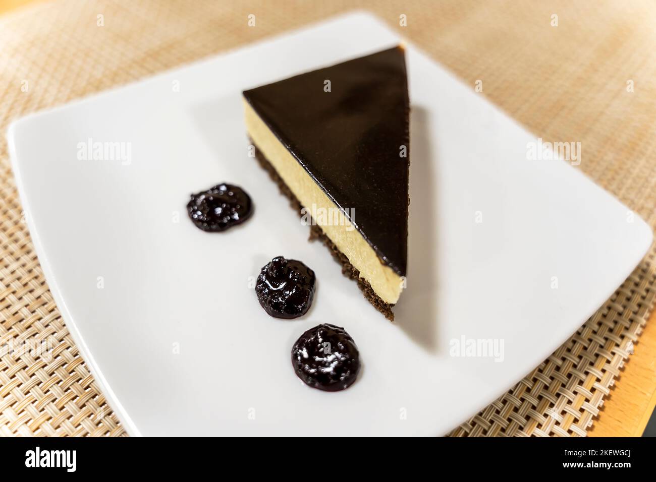 Ein köstliches, wunderschön dekoriertes Stück Kuchen auf einem Teller Stockfoto