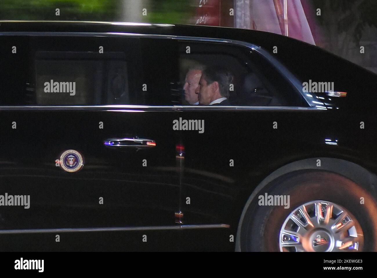 Badung, Bali, Indonesien. 13.. November 2022. Ein Auto, das den US-Präsidenten JOE BIDEN trug, fuhr durch die Nusa Dua Street, in Bali, auf dem Weg zum 17.-Gipfel der zwanzig „G20“ Staats- und Regierungschefs. (Bild: © Dicky Bisinglasi/ZUMA Press Wire) Stockfoto