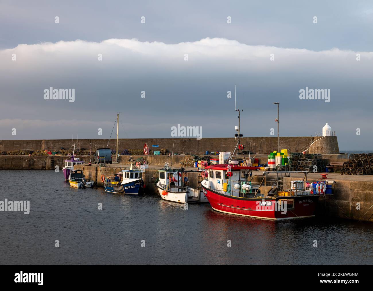 14. November 2022. Findochty, Moray, Schottland. Dies ist eine Linie der Wolken im Moray Firth, vom Findochty Harbour aus gesehen Stockfoto