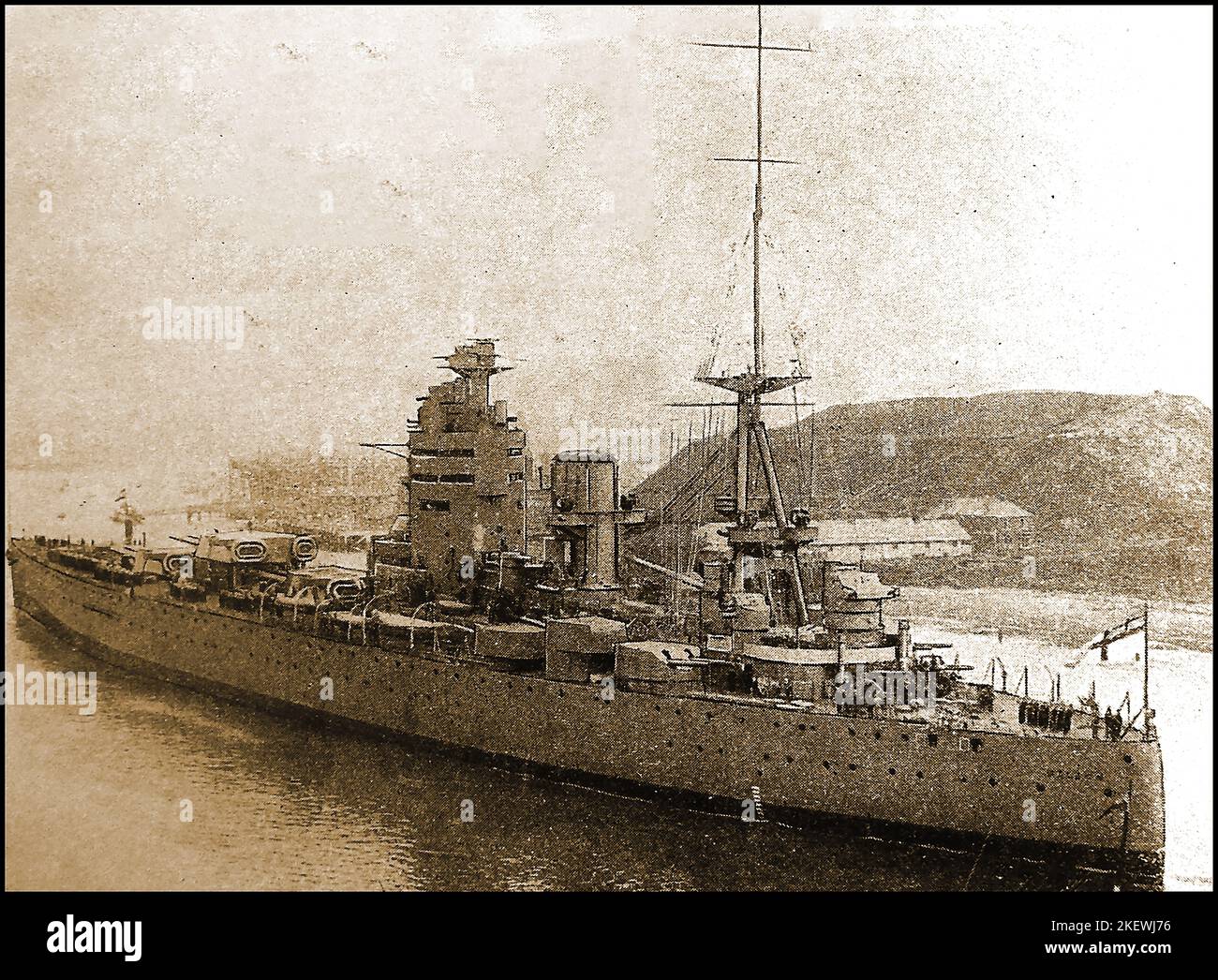 Ein Vintage-Pressefoto von HMS Nelson (Wimpelzahl 28), das damals das leistungsstärkste Schlachtschiff der Welt war, das mit neun 16-Zoll-Geschützen ausgestattet war. Es wurde von Armstrong-Whitworth, South Tyneside, gebaut -- festgelegt am 28.. Dezember 1922 -- gestartet am 3.. September 1925 - in Betrieb genommen am 15.. August 1927 --- außer Dienst gestellt am 1948. Februar und für Übungsaufgaben genutzt, bevor es in Inverkeithing, Schottland, verschrottet wurde Stockfoto