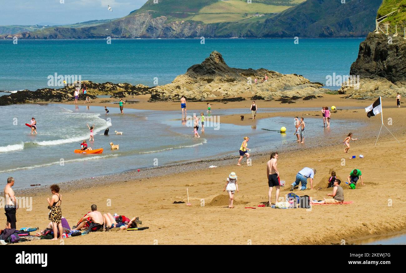 Urlauber genießen das Sandmeer und den Strand von Aberporth Stockfoto