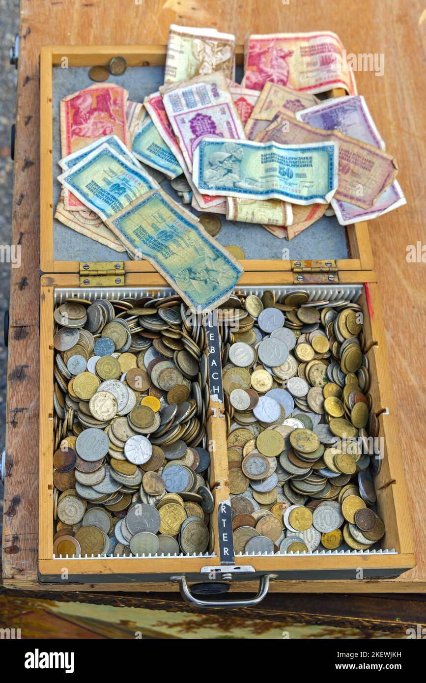 Belgrad, Serbien - 29. Oktober 2022: Altes Papiergeld und Sammlermünzen aus aller Welt in Box auf dem Flohmarkt. Stockfoto