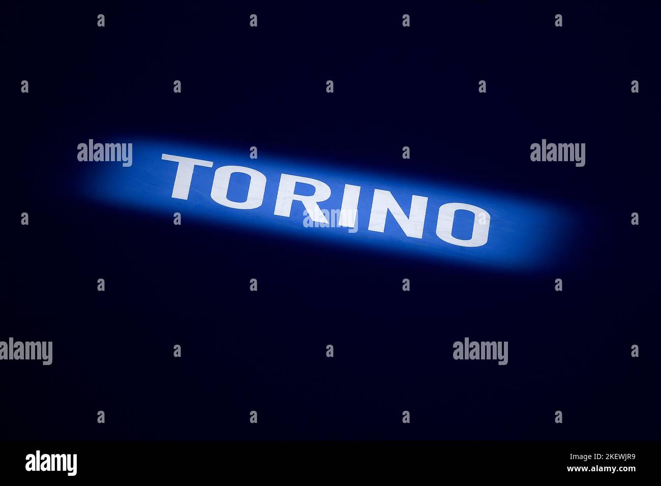 Turin, Italien. 14. November 2022. Während des zweiten Tages des Nitto ATP Finals wird ein „Turin“-Schreiben auf dem Tennisplatz beleuchtet. Kredit: Nicolò Campo/Alamy Live Nachrichten Stockfoto
