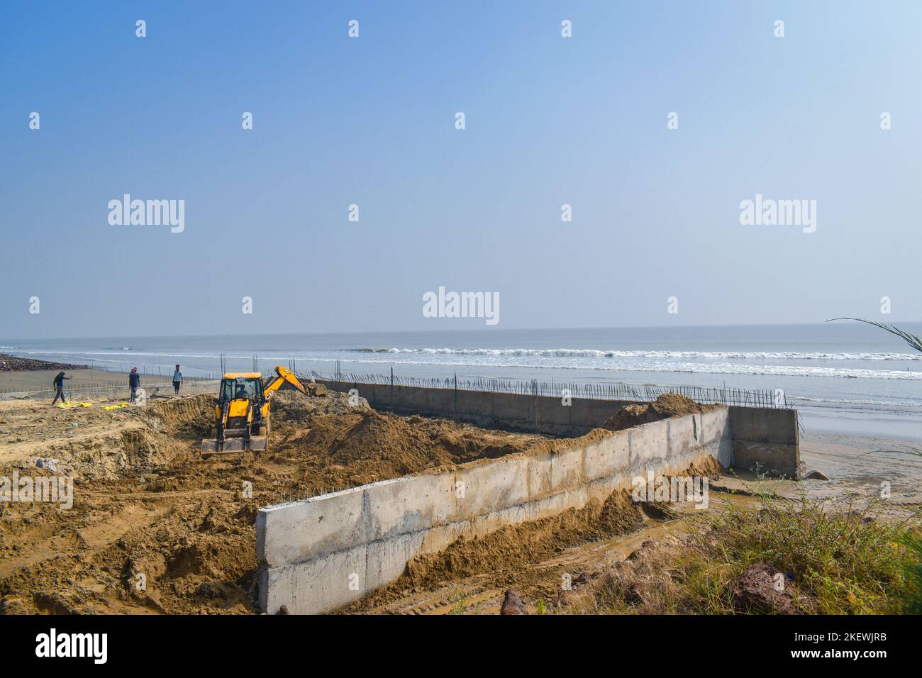 Mandarmani, Westbengalen, Indien. 14.. November 2022. Mitten am Strand in Mandarmani, East Medinipur, Westbengalen, werden Hotelbauarbeiten durchgeführt. (Bild: © Sudipta das/Pacific Press via ZUMA Press Wire) Stockfoto