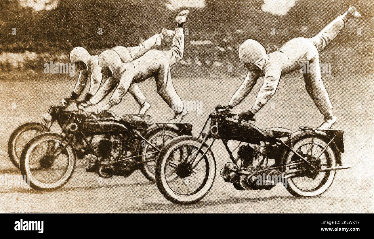 Ein Pressefoto aus dem Jahr 1930 von Fahrern, die Motorradtricks bei einem britischen Militär-Tattoo durchführen. Stockfoto