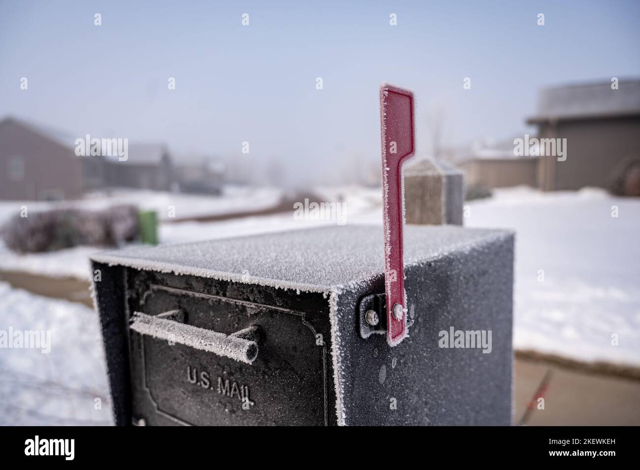 Morgenfrost deckt einen Briefkasten in einem frühen Morgenwintern Stockfoto