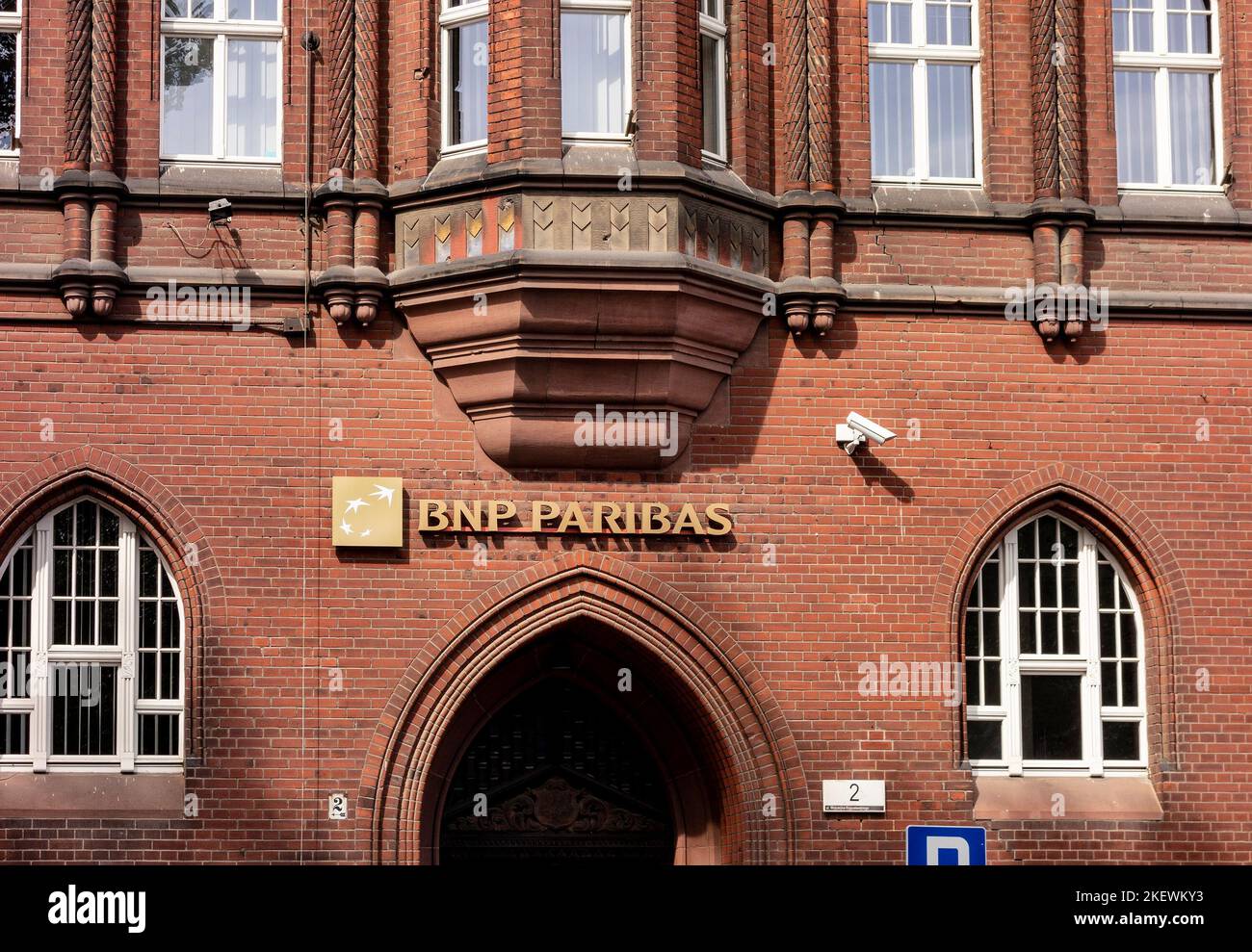 DANZIG, POLEN - 30. JULI 2022: Die internationale Bankfiliale von BNP Paribas befindet sich in einem sehr alten Gebäude mit Bogeneingang Stockfoto