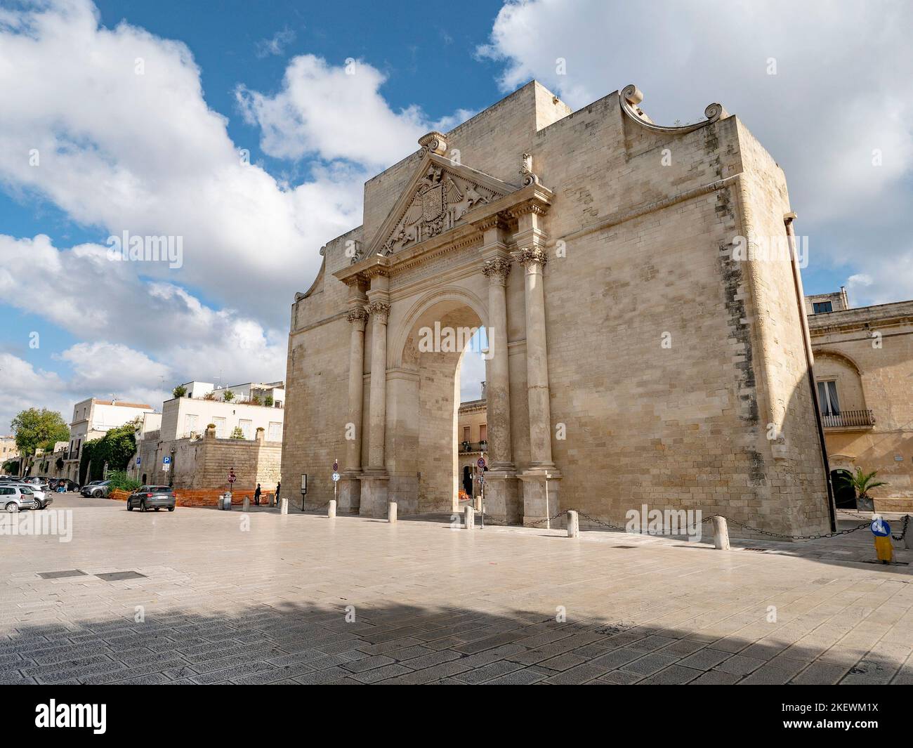 LECCE, ITALIEN - 27. OKTOBER 2021: Porta Napoli Tor am sonnigen Nachmittag in Lecce, Italien Stockfoto