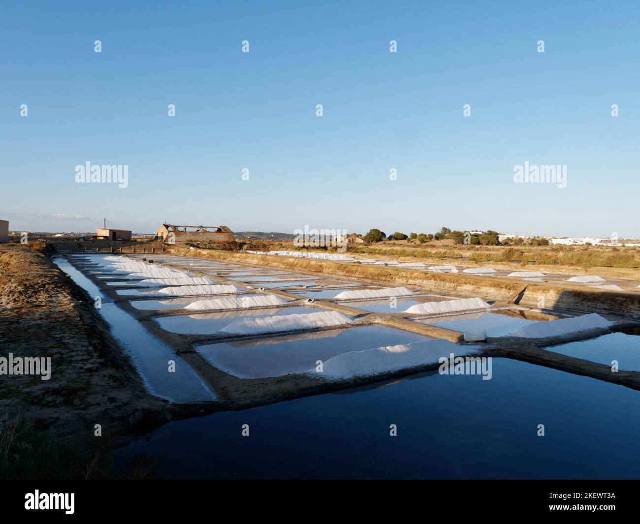 Sonnenuntergang filmische Aufnahme von Salzfeldern nach einem ganzen Tag Salz sammeln. Schöne lebendige Farben. Salzfelder in Castro marim, Portugal. Salzgewinnung. Stockfoto