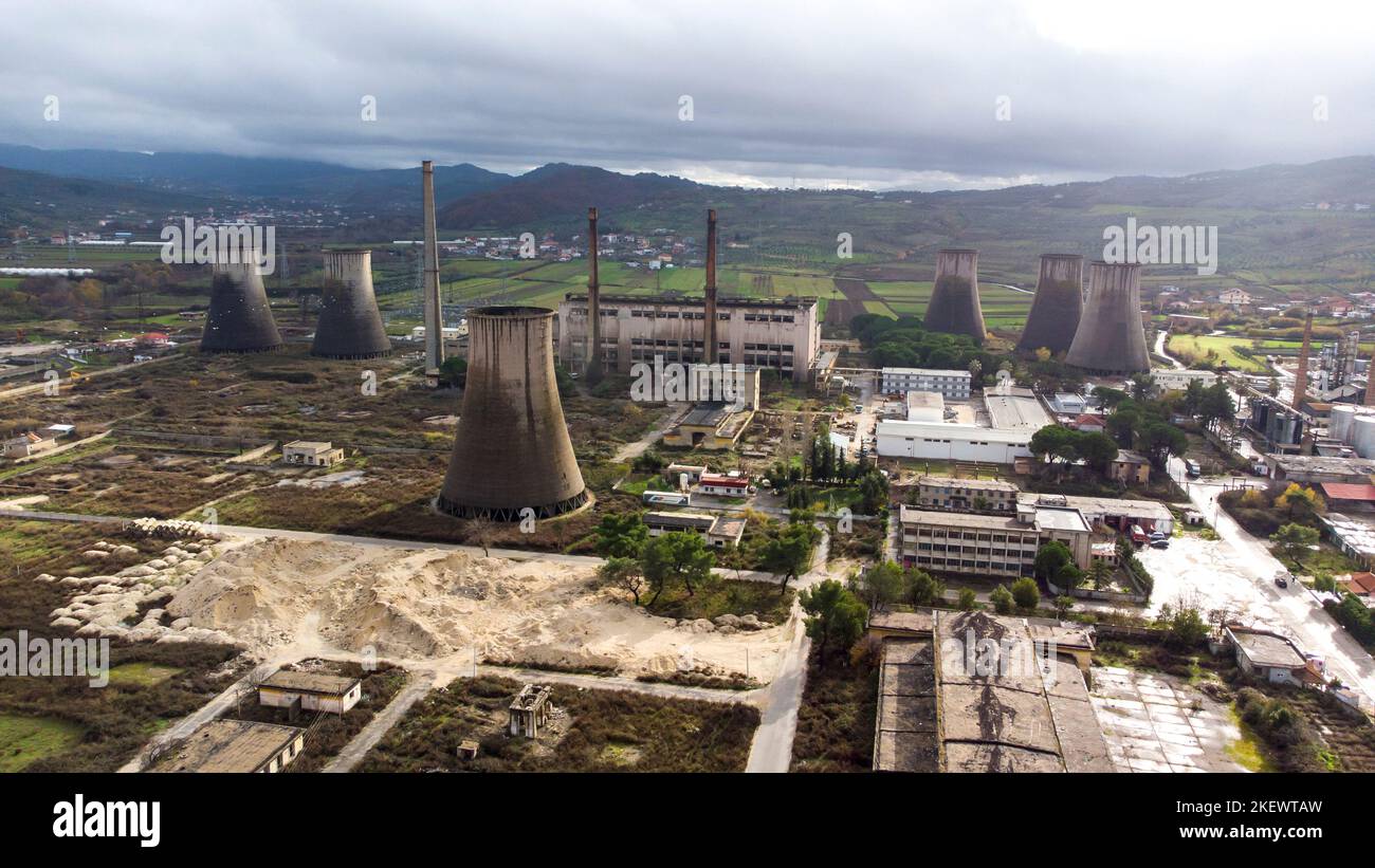 Luftdrohnenaufnahme des stillgelegten Kernkraftwerks. Verlassene Fabrik an einem bewölkten Tag. Düsteres und apokalyptisches Gefühl. Zerstörte Umgebung. Stockfoto