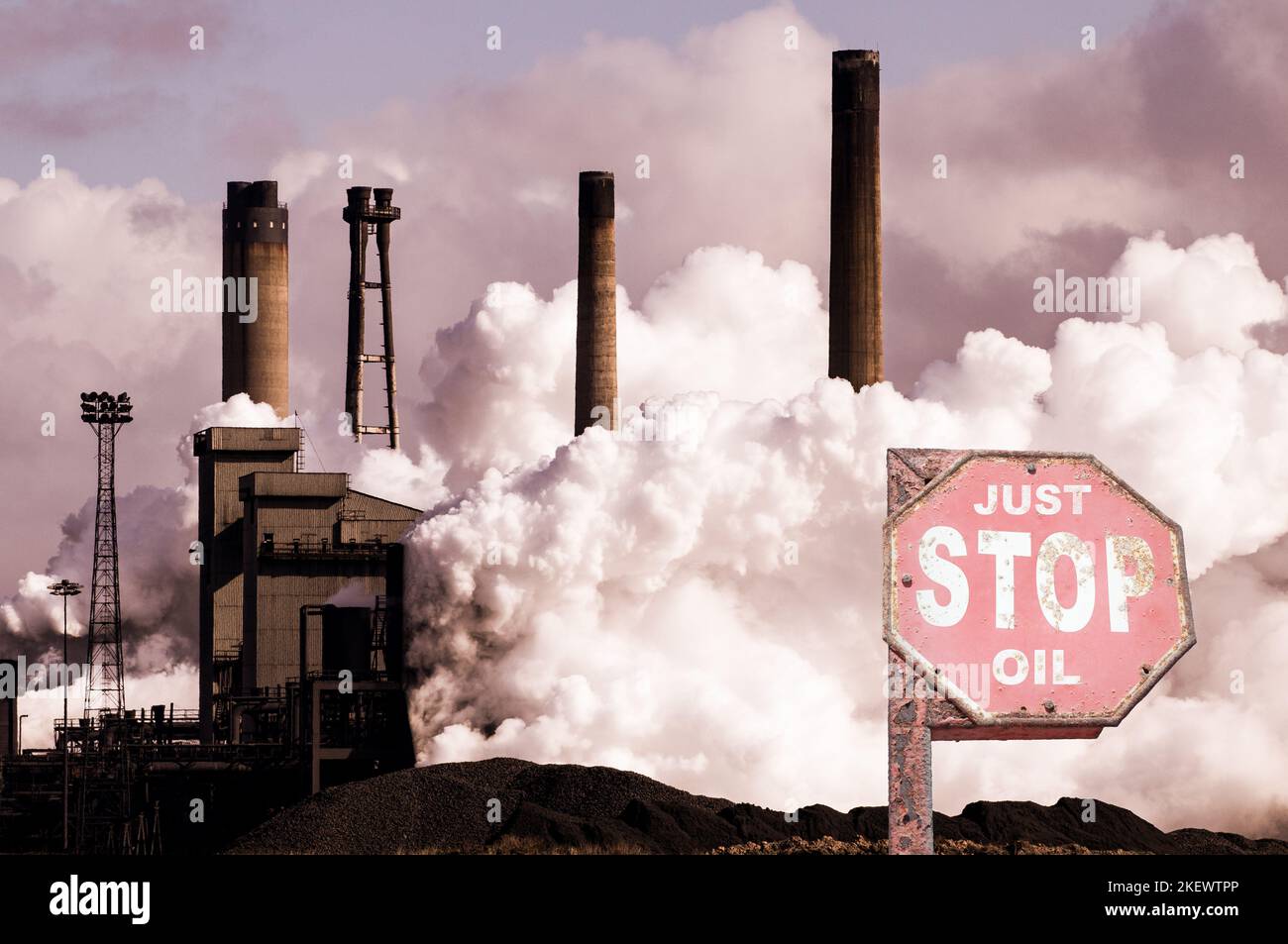 Stop Oil Schild in der Nähe Stahlwerk Hochofen. Globale Erwärmung, Klimakrise, fossile Brennstoffe, Netto-Null, Energiekrise...Konzept Stockfoto
