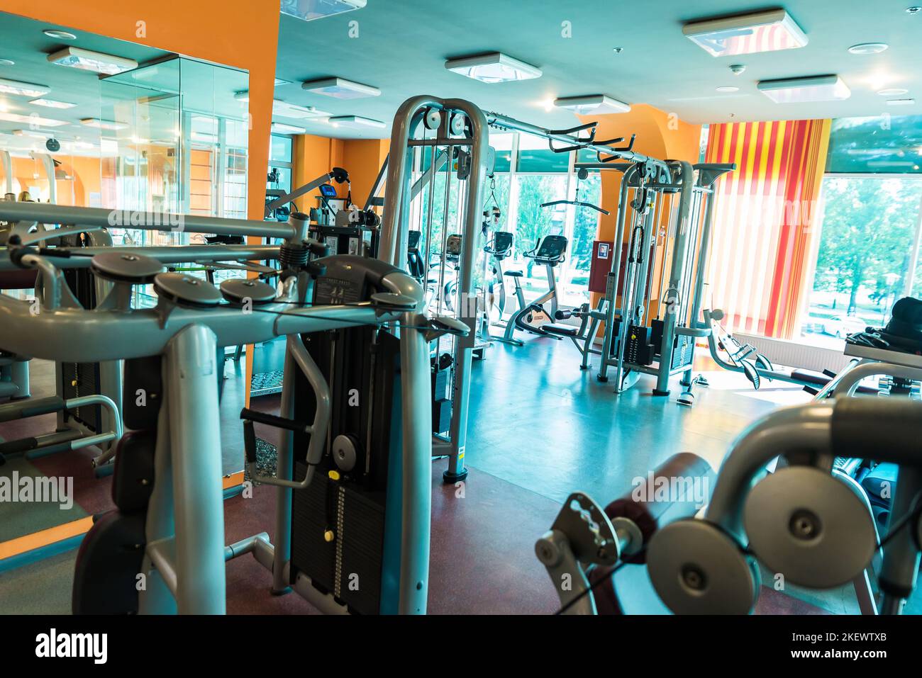 Innenausstattung des modernen Fitnessraums mit großen Fenstern und Laufbändern Stockfoto