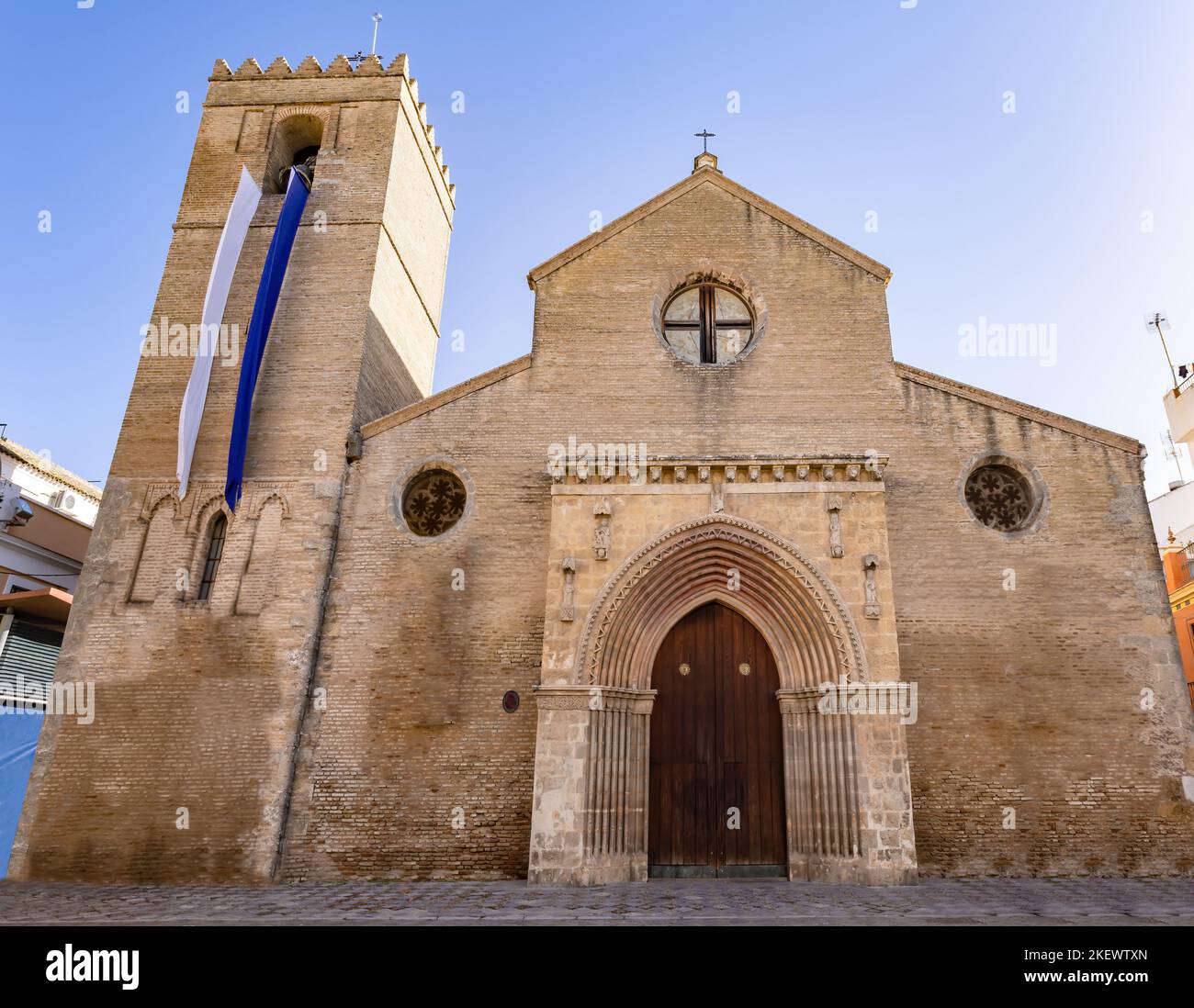 Fassade der Kirche Santa Marina im beliebten Viertel Macarena in der Innenstadt von Sevilla. Es ist eine katholische Gemeinde von gotisch-mudejar Architektur. Das ist es Stockfoto