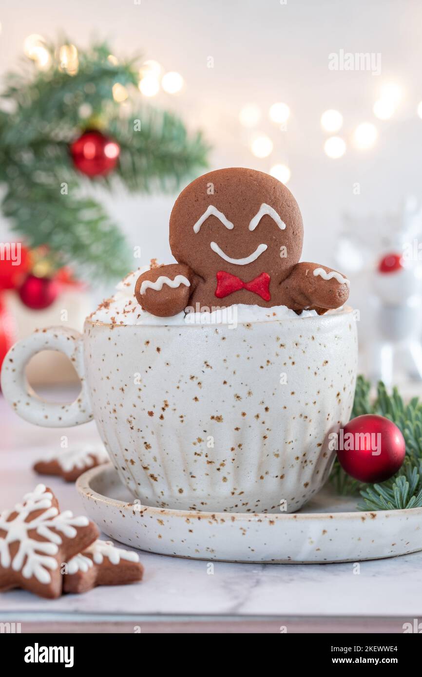 Lebkuchenkekse Mann in einer heißen Schokolade. Stockfoto