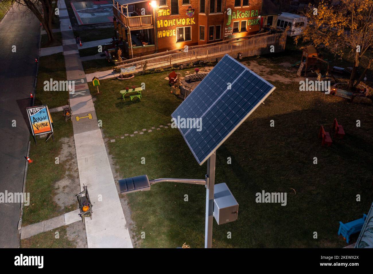 Highland Park, Michigan - Eine solarbetriebene Straßenbeleuchtung, eine von ein paar Dutzend Leuchten, die von der gemeinnützigen Soulardarity nach dem örtlichen Energieversorger installiert wurden, Stockfoto