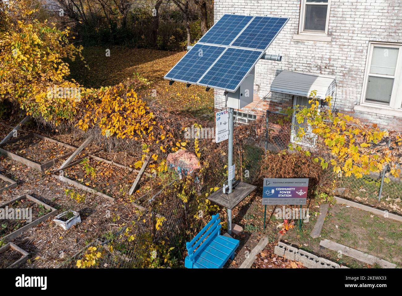 Detroit, Michigan - Eine solarbetriebene wi-Fi- und Ladestation für elektronische Geräte im Viertel Islandview in Detroit. Diese Community Power Stati Stockfoto