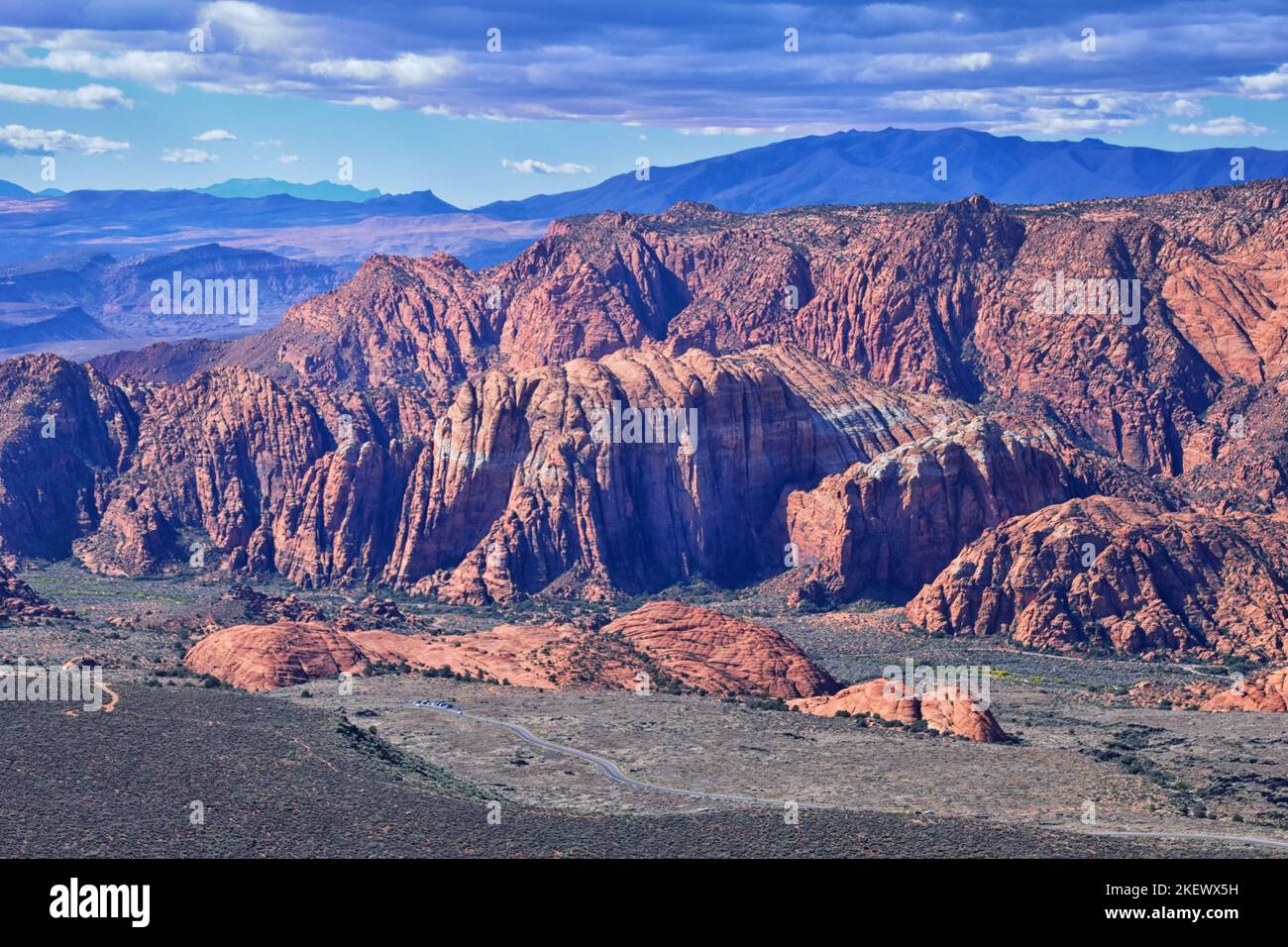 Blick auf den Snow Canyon vom Jones Bones Wanderweg St. George Utah Zion's National Park. USA. Stockfoto