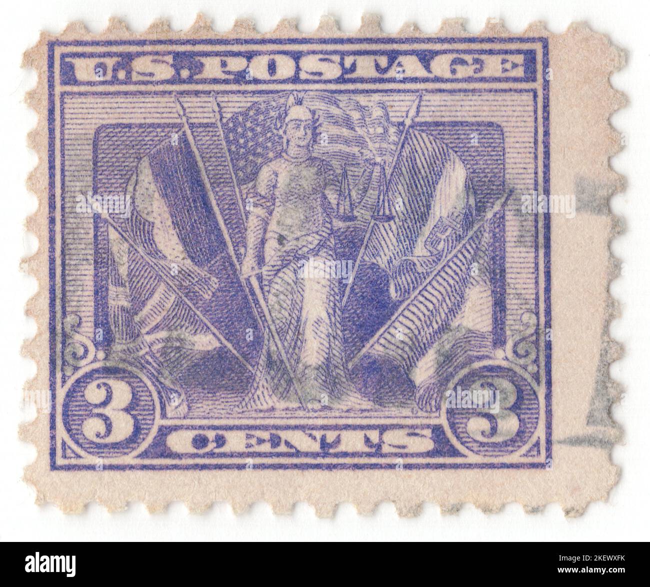 USA - 1919. März 3: Eine violette Briefmarke mit 3 Cent, die „Sieg“ und die Flaggen der Alliierten darstellt. Sieg der Alliierten im Ersten Weltkrieg die Alliierten des Ersten Weltkriegs, Entente-Mächte oder Alliierte Mächte waren eine Koalition von Ländern, die von Frankreich, dem Vereinigten Königreich, Russland, Italien, Japan, Und die Vereinigten Staaten gegen die Mittelmächte Deutschland, Österreich-Ungarn, das Osmanische Reich, Bulgarien und ihre Kolonien während des Ersten Weltkriegs (1914–1918) Stockfoto