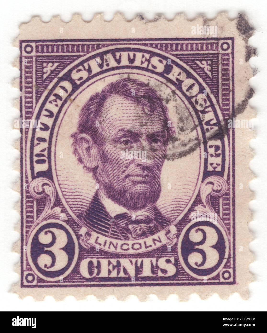 USA - 1923: Eine 3 Cent violette Briefmarke, die das Porträt von Abraham Lincoln darstellt. Amerikanischer Anwalt und Staatsmann, der von 1861 bis zu seiner Tötung im Jahr 1865 als Präsident der Vereinigten Staaten von 16. diente. Lincoln führte die Nation durch den amerikanischen Bürgerkrieg und gelang es, die Union zu erhalten, die Sklaverei abzuschaffen, die Bundesregierung zu stärken und die US-Wirtschaft zu modernisieren Stockfoto