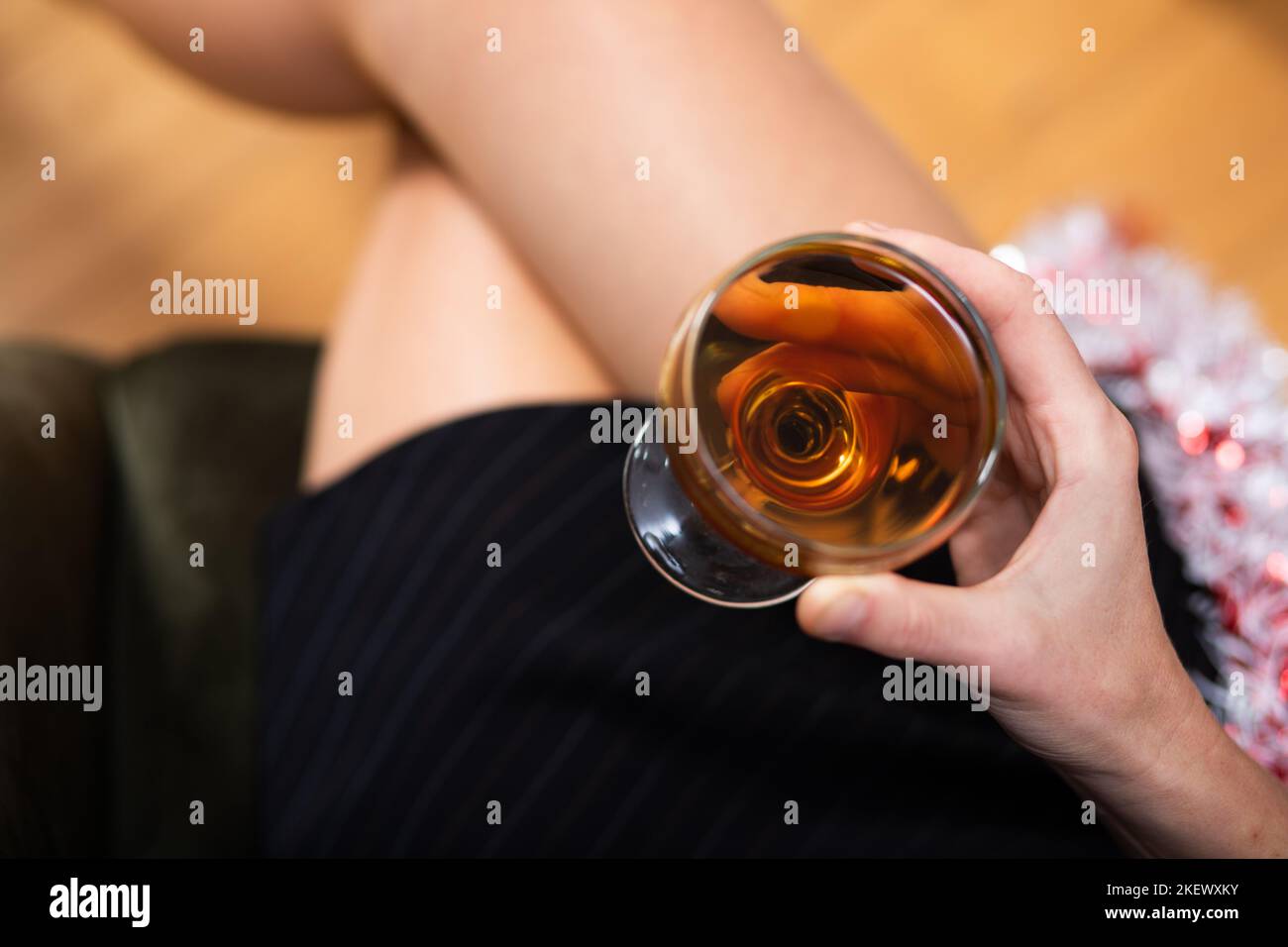 Frau hält Alkohol in der Hand Feier Stockfoto
