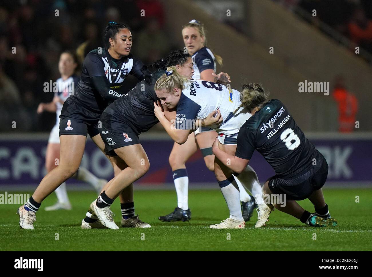 Das englische Grace Field (Mitte) wird vom Neuseeländer Mya Hill-Moana (rechts) während des Halbfinalspiels der Frauen-Rugby-League im LNER Community Stadium, York, angegangen. Bilddatum: Montag, 14. November 2022. Stockfoto