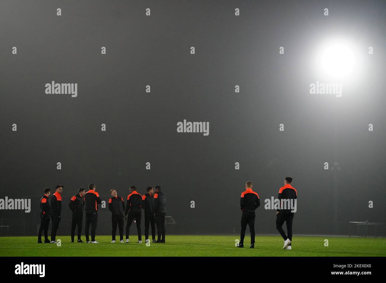 Barney-Spieler inspizieren das Spielfeld vor dem ersten Spiel des Emirates FA Cup im Melbourne Stadium, Chelmsford. Bilddatum: Montag, 14. November 2022. Stockfoto