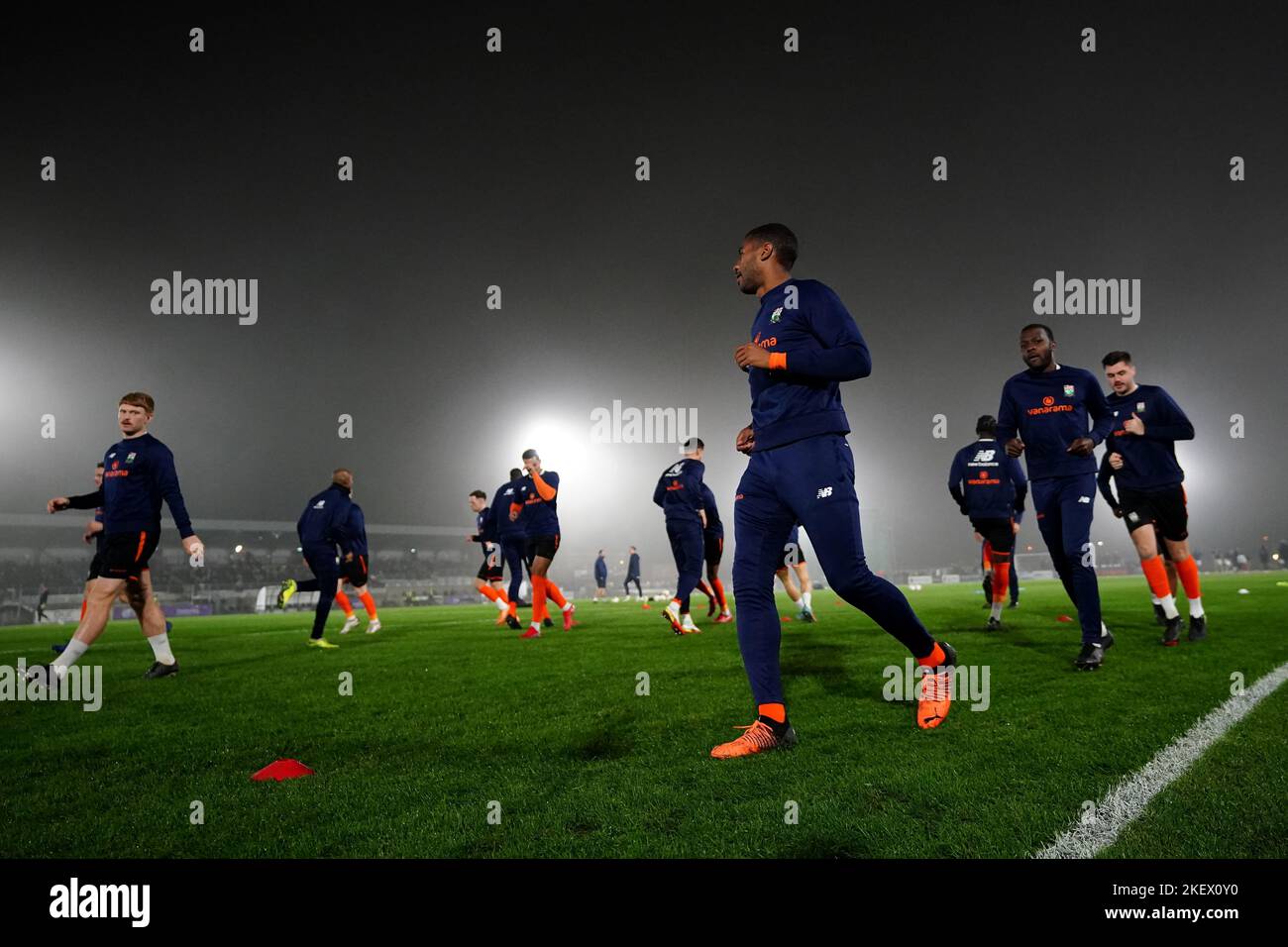 Barnett-Spieler wärmen sich vor dem Spiel der ersten Runde des Emirates FA Cup im Melbourne Stadium, Chelmsford, auf. Bilddatum: Montag, 14. November 2022. Stockfoto