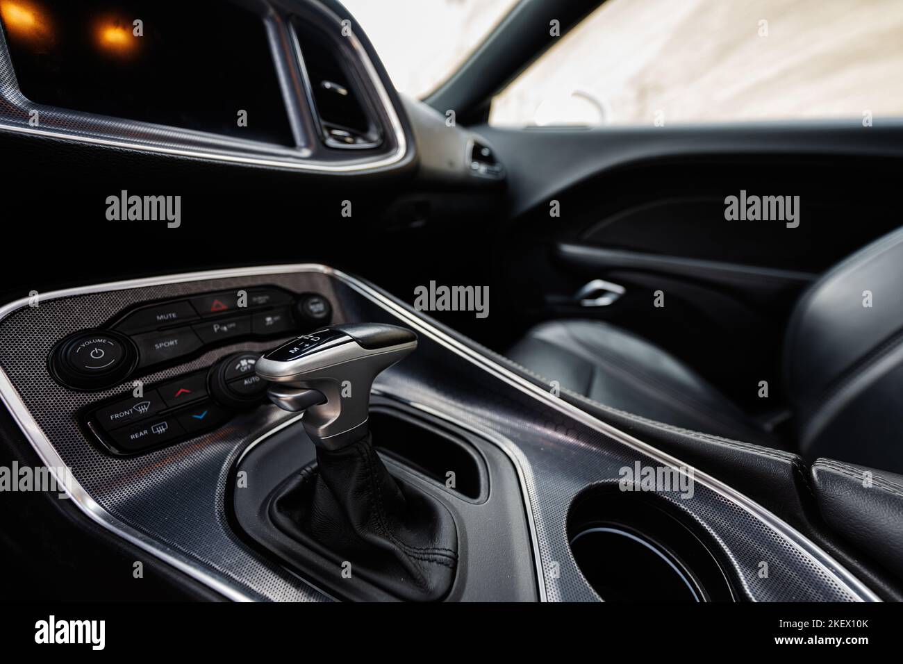Innenraum des Muscle Car. Nahaufnahme des Schalthebels für das Automatikgetriebe, Schaltstab für das Automatikgetriebe. Stockfoto