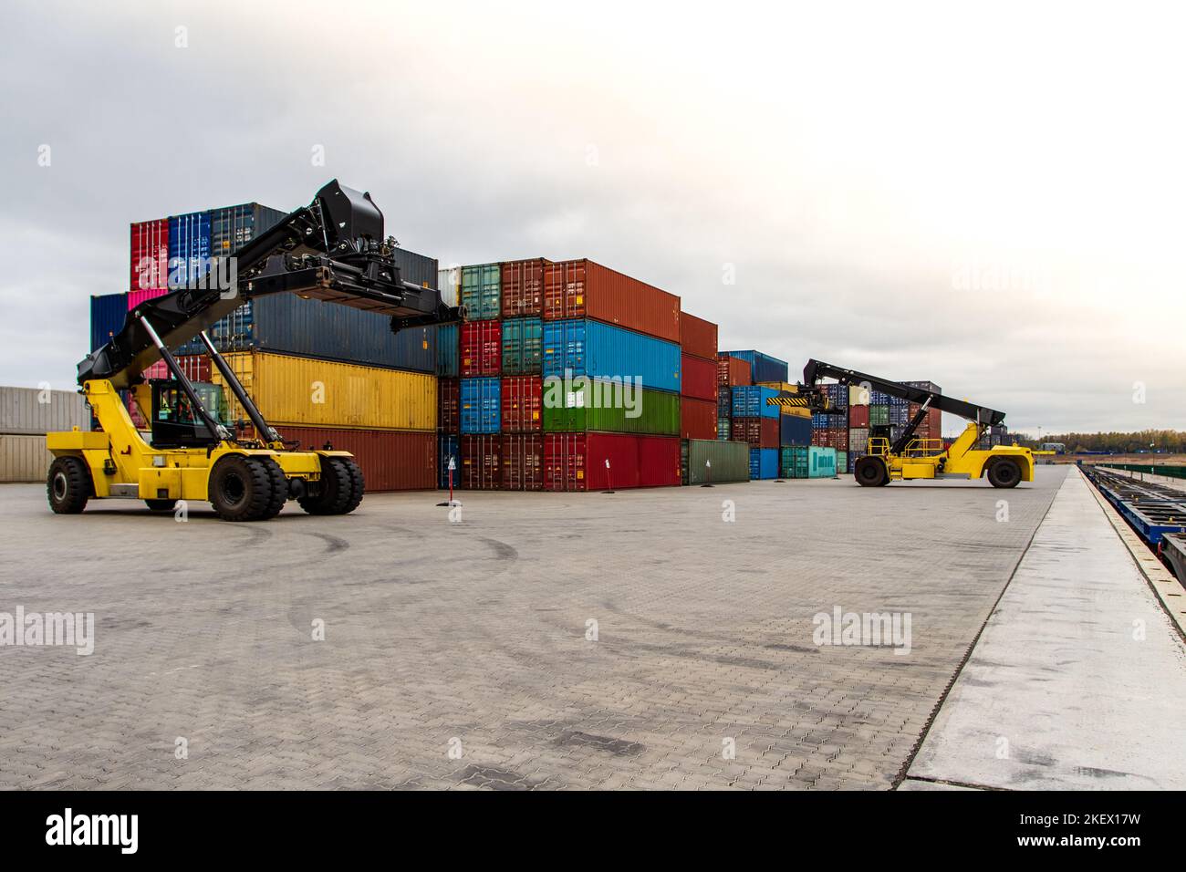 Gabelstaplerhandling Frachtcontainer. Frachtcontainer verladen. Container-Handler. Logistikimport Exportkonzept. Industriecontainer Logistikwerft. Stockfoto