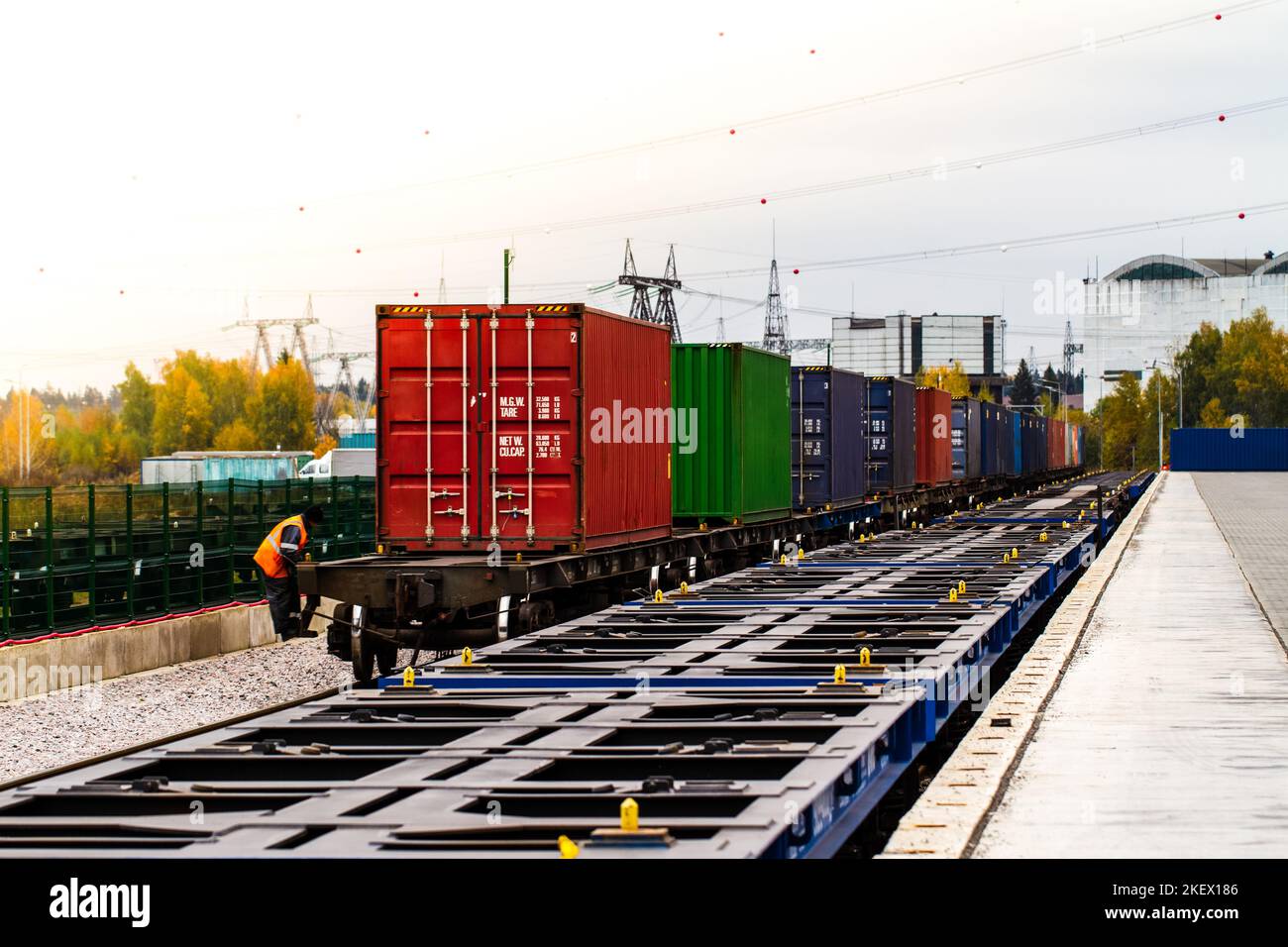 Güterzug. Transport von Frachtcontainern mit der Bahn. Impoert Exportlogistikkonzept. Versand mit dem Zug. Frachtzugplattform. Stockfoto