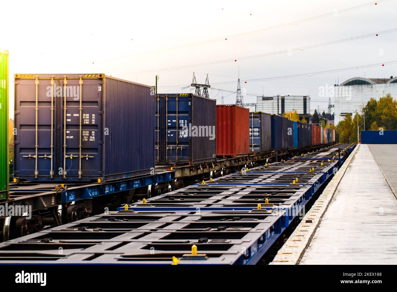 Güterzug. Transport von Frachtcontainern mit der Bahn. Impoert Exportlogistikkonzept. Versand mit dem Zug. Frachtzugplattform. Stockfoto