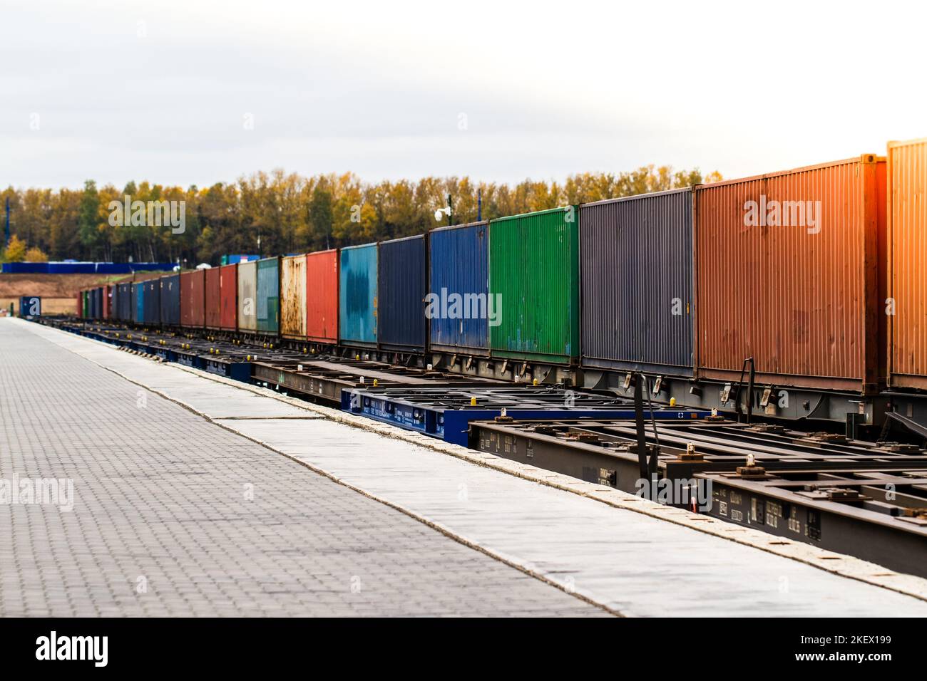 Güterzug. Transport von Frachtcontainern mit der Bahn. Impoert Exportlogistikkonzept. Versand mit dem Zug. Frachtzugplattform. Stockfoto