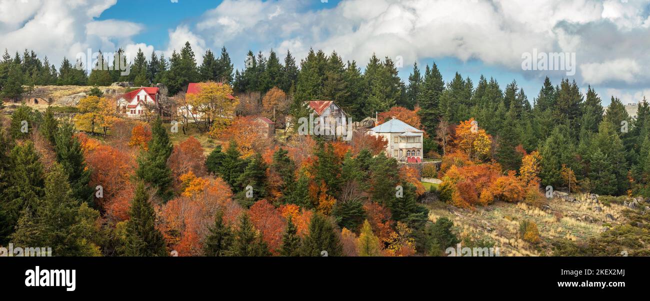 Schöner Panoramablick mit Häusern, Bäumen in Herbstfarben, in Penhas Douradas, Serra da Estrela in Portugal. Stockfoto