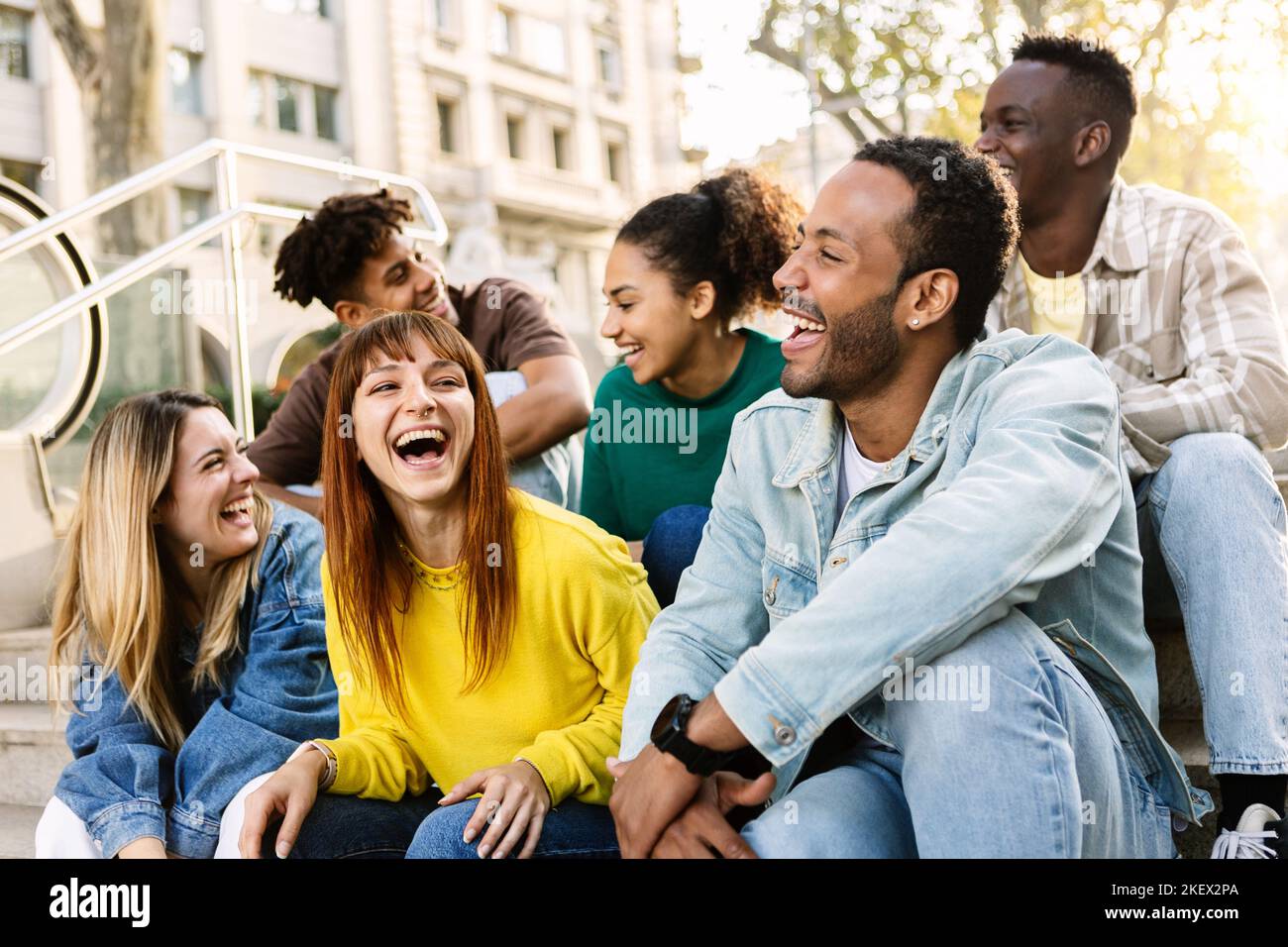 Junge Gruppe von lateinamerikanischen Freunden, die gemeinsam im Freien Spaß haben Stockfoto