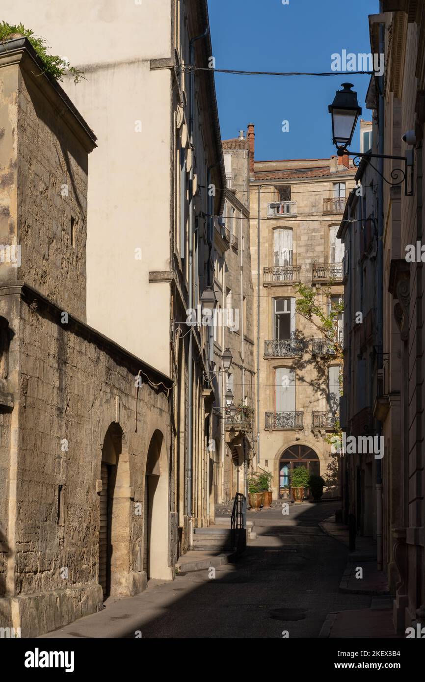 Landschaftlich reizvolle Aussicht auf eine alte schmale Gasse mit alten Gebäuden im historischen Zentrum von Montpellier, Frankreich Stockfoto