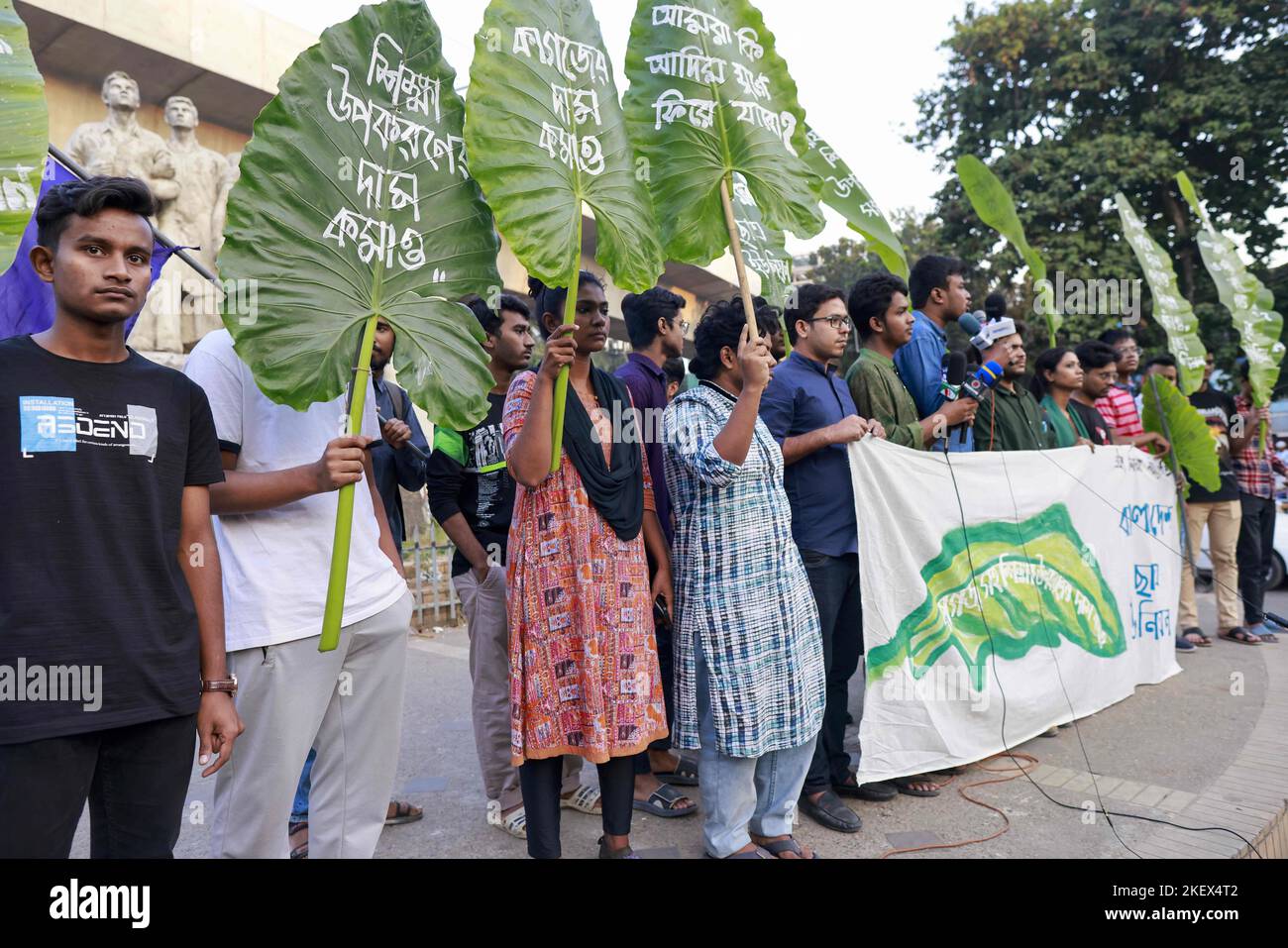 14. November 2022, Dhaka, Bangladesch: Linksgerichtete Studenten aus Bangladesch halten Plakate in Form von Blättern, während sie sich in Dhaka, Bangladesch, zum Protest gegen die Preiserhöhung verschiedener Unterrichtsmaterialien, einschließlich Papier, versammeln, 14. November 2022. Während des Protestes kritisierten sie die Regierung für die Erhöhung des Preises für Unterrichtsmaterialien, die Führer der Organisation sagten, dass, wenn die Studenten keine neuen Bücher im Januar bekommen, sie eine Bewegung starten werden, um die Regierung zu Fall zu bringen. (Bild: © Suvra Kanti das/ZUMA Press Wire) Stockfoto