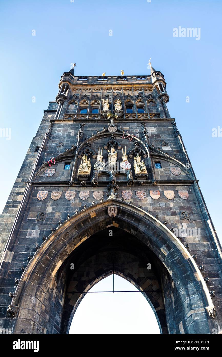 Gotischer Stil, mittelalterlicher Altstädter Brückenturm auf der Karlsbrücke, Prag, Tschechische Republik Stockfoto