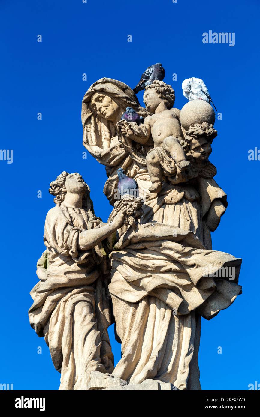 Statue der hl. Anna auf der mittelalterlichen Karlsbrücke, Prag, Tschechische Republik Stockfoto