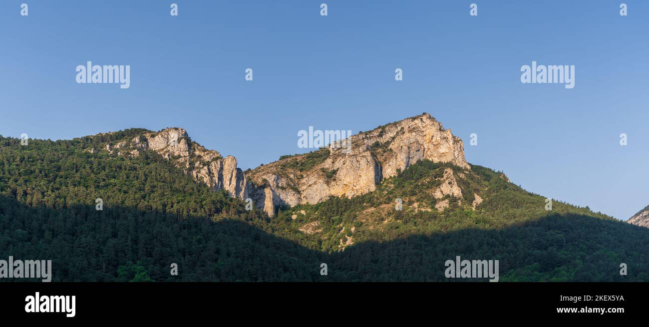 Malerische Sommerlandschaft Panoramablick auf felsigen Bergrücken und Wald unter hellblauem Himmel im Tal des Flusses Boulzane in der Nähe von Gincla, Aude, Frankreich Stockfoto