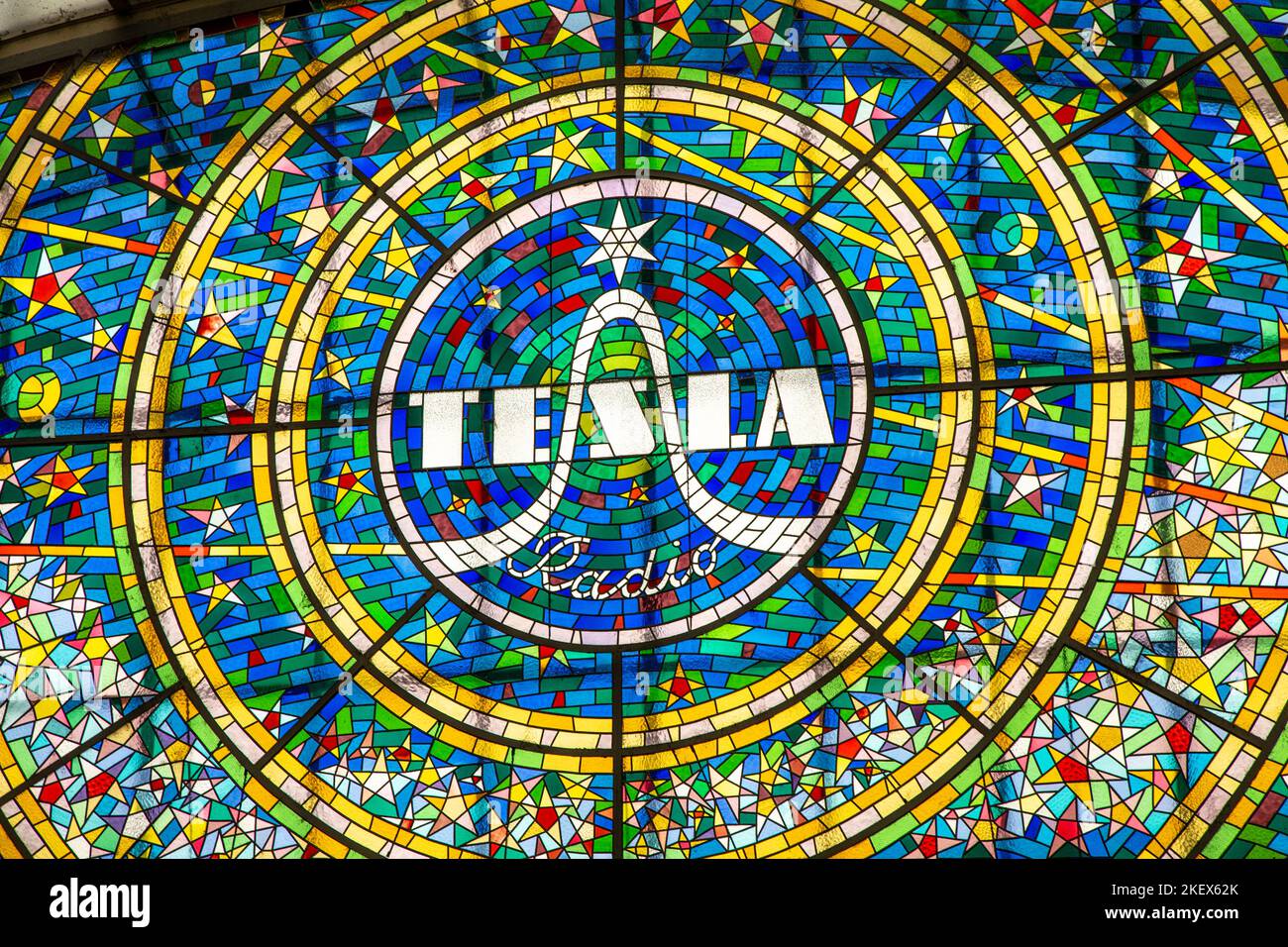Buntes Buntglasfenster mit Tesla Radio Logo in der Svetozor Passage, Prag, Tschechische Republik Stockfoto