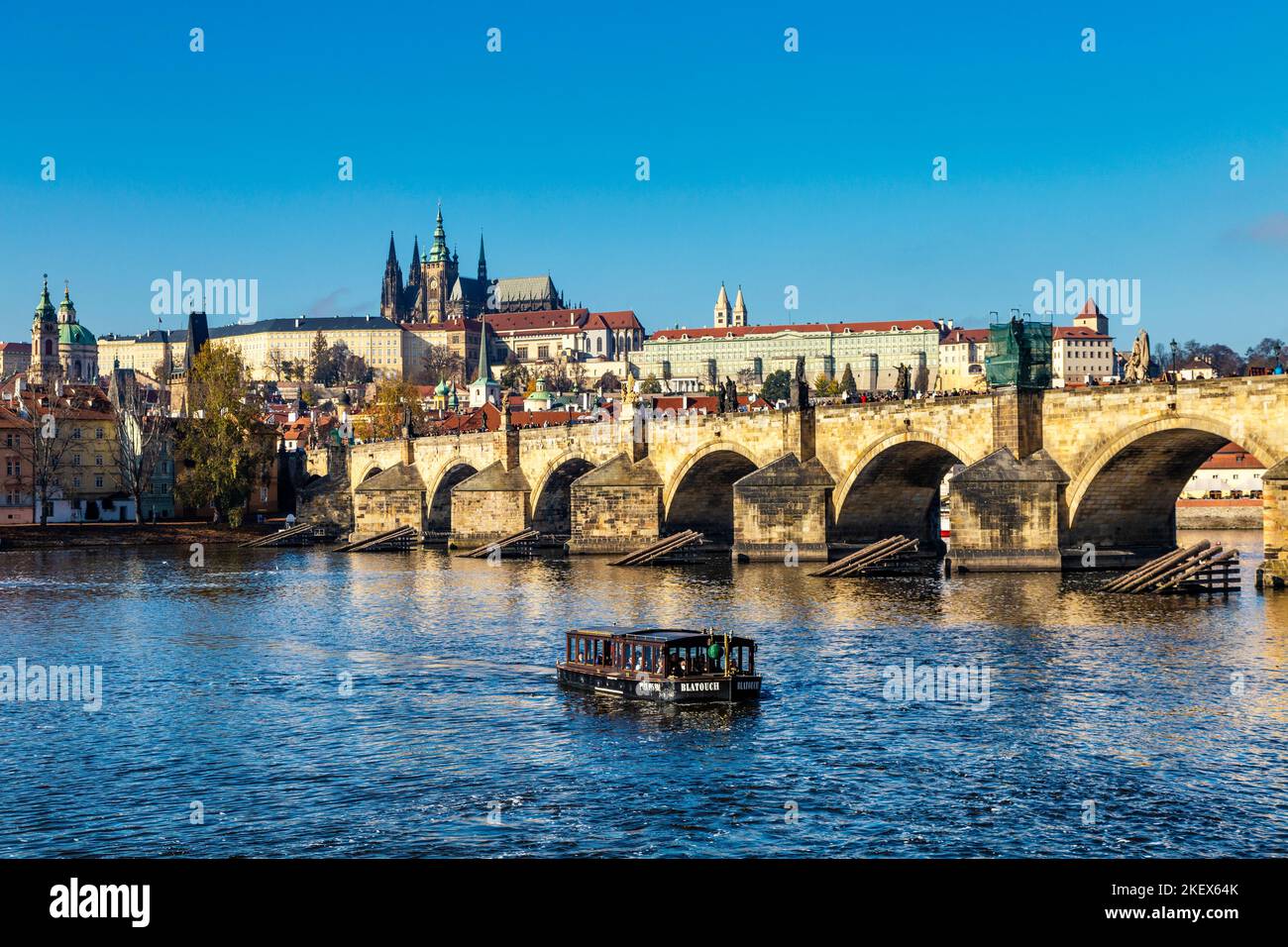 Blick auf die Prager Burg, den Veitsdom und die Karlsbrücke, Prag, Tschechien Stockfoto