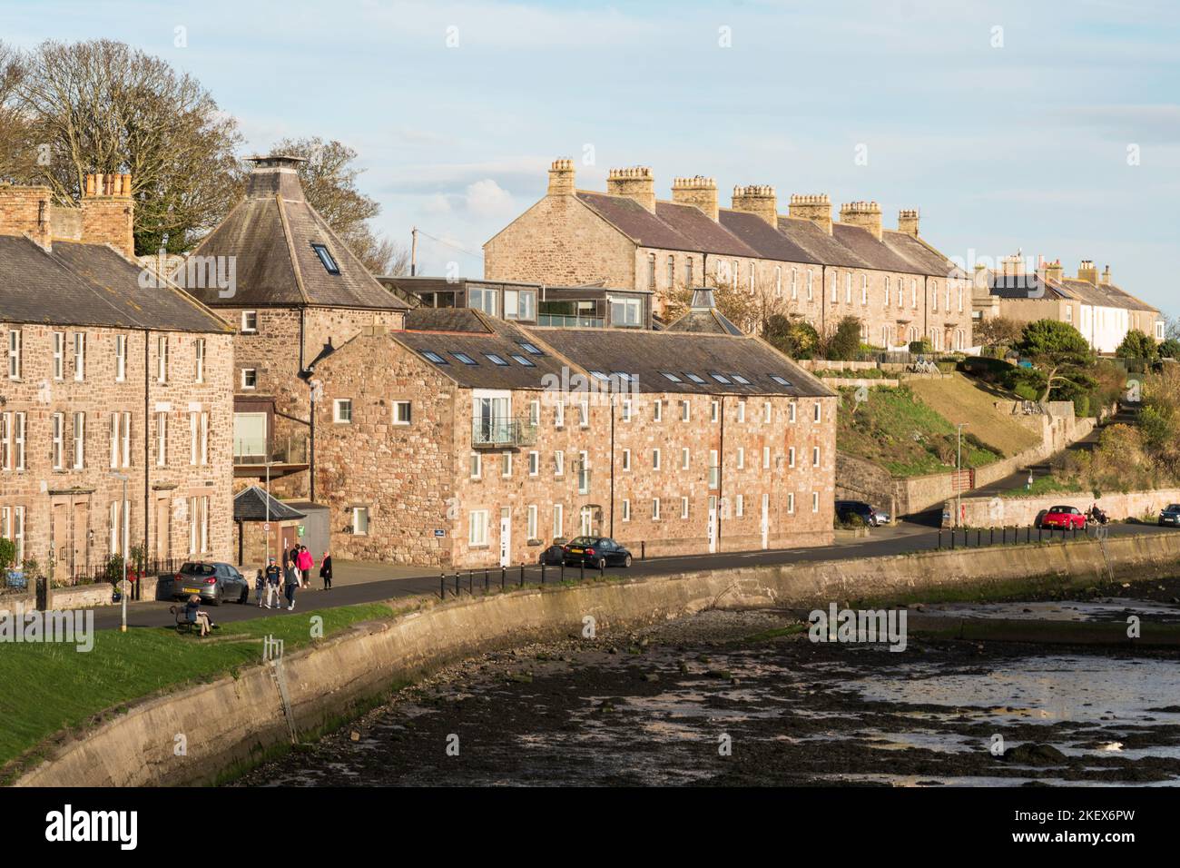 Häuserzeilen entlang der Pier Road in Berwick upon Tweed, Northumberland, England, Großbritannien Stockfoto