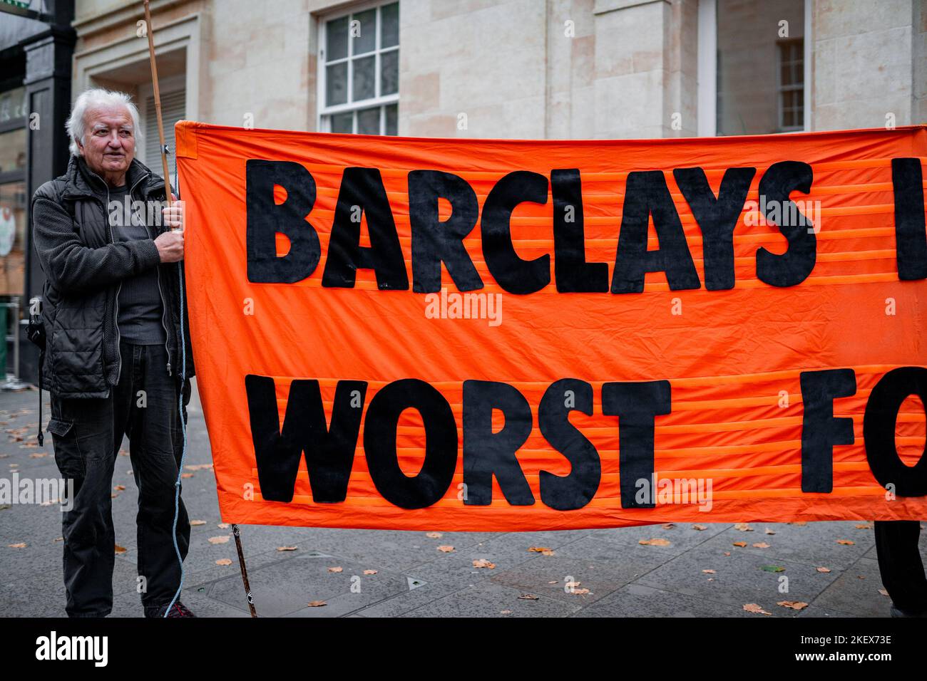 Extinction Rebellion "Dirty Scrubbers" Protest vor der Barclays Bank in Southgate, Bath, und unterstreicht die Investitionen der Bank in fossile Brennstoffe. Stockfoto