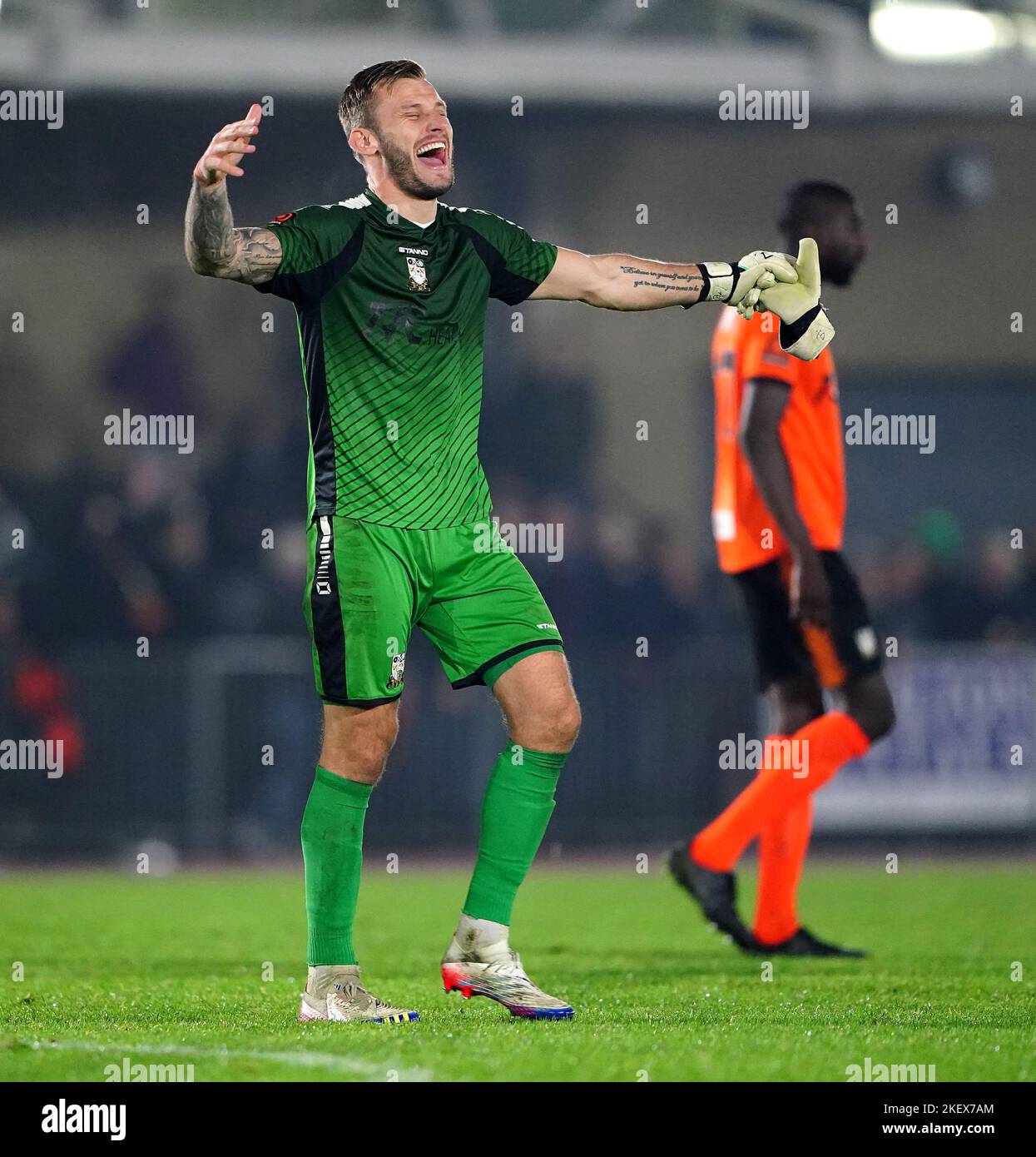 James Callan von Barnett feiert nach dem ersten Spiel des Emirates FA Cup im Melbourne Stadium, Chelmsford. Bilddatum: Montag, 14. November 2022. Stockfoto