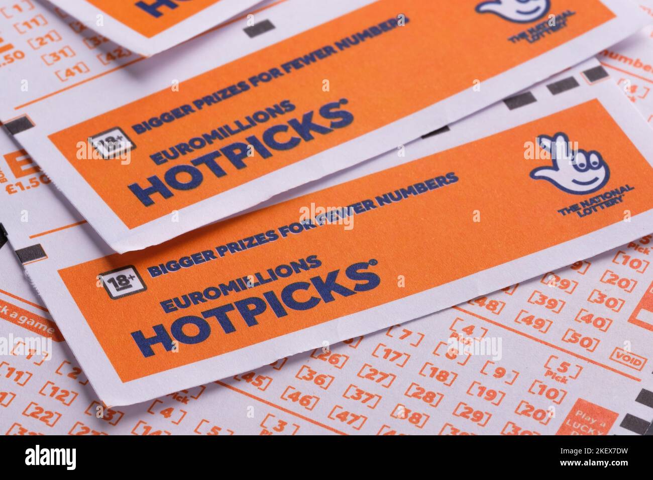EUROMILLIONS HOTPICKS leere Lotterielose übereinander platziert. UK National Lottery. Selektiver Fokus. Stafford, Großbritannien, November 14, Stockfoto