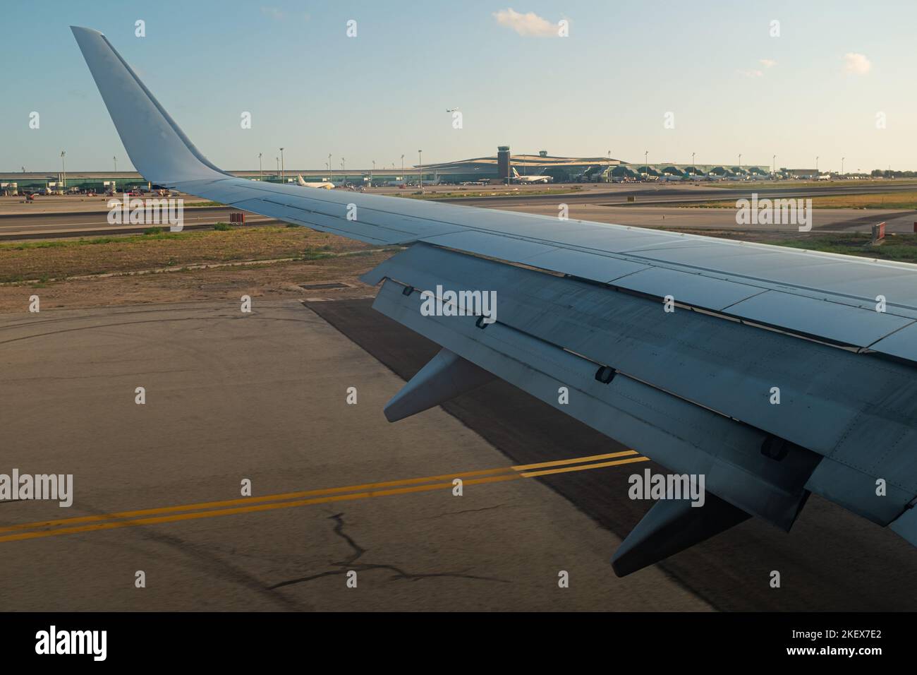 Geöffneter Flugzeugflügel mit Klappen bei der Landung oder beim Start auf einer Flughafenstrecke Stockfoto