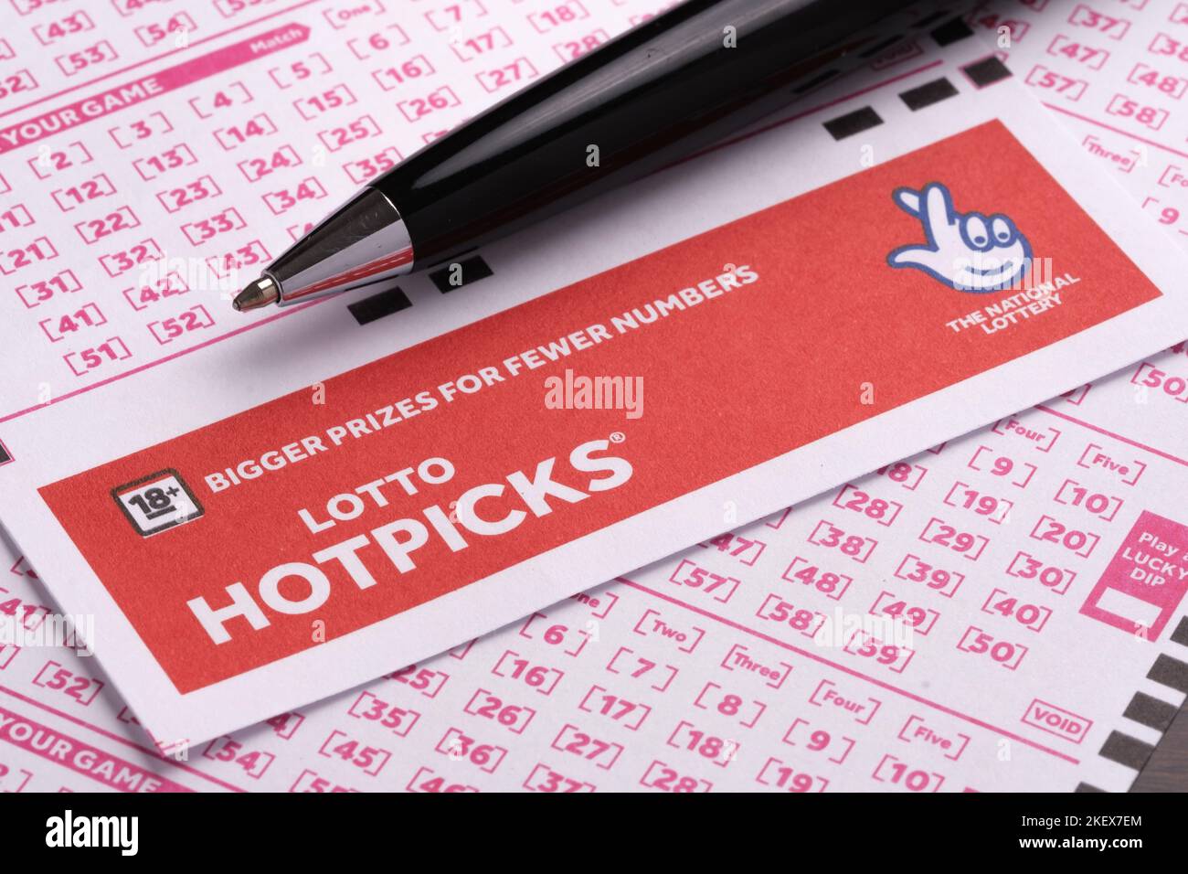 LOTTO HOTPICKS leere Lottoscheine und der schwarze Stift oben platziert. UK National Lottery. Selektiver Fokus. Stafford, Großbritannien, 14. November 202 Stockfoto